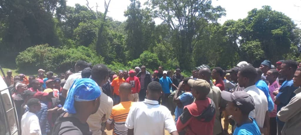 A large group of porters gathered together outdoors for a Kiliporters meeting